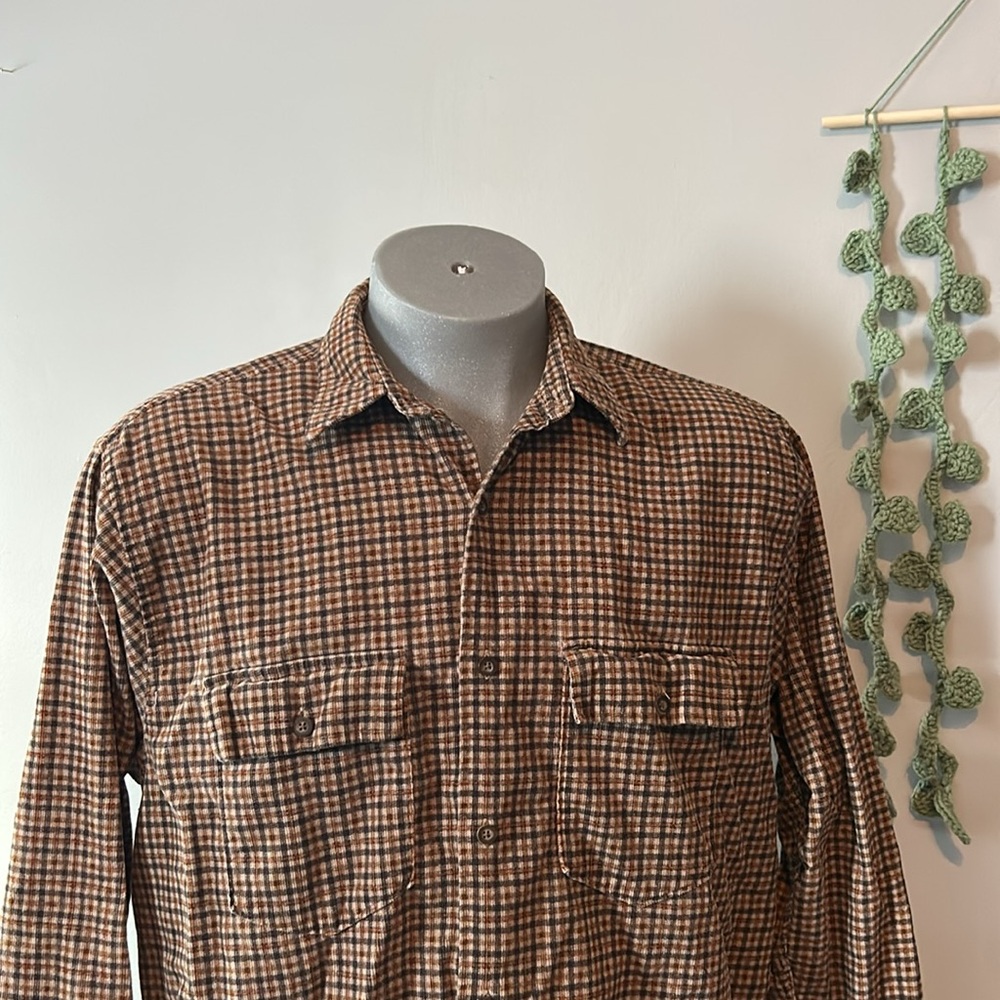 Brown Corduroy Button Down Shirt Medium Composé .